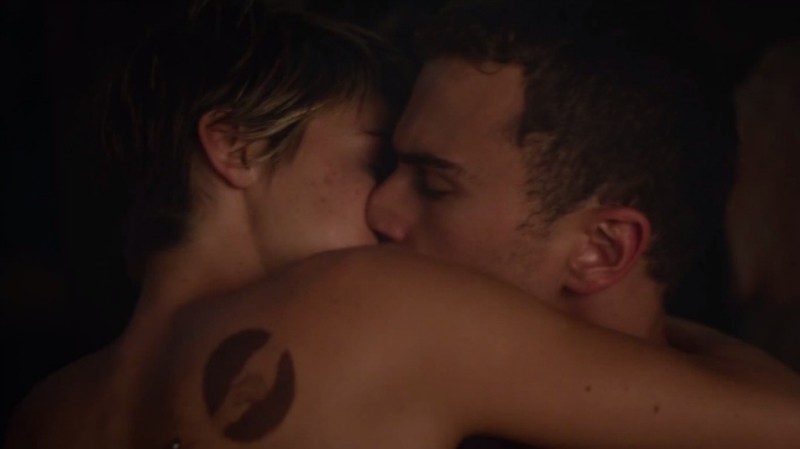 Z Four (Theo James) a Tris (Shailene Woodley) sa stanú milenci